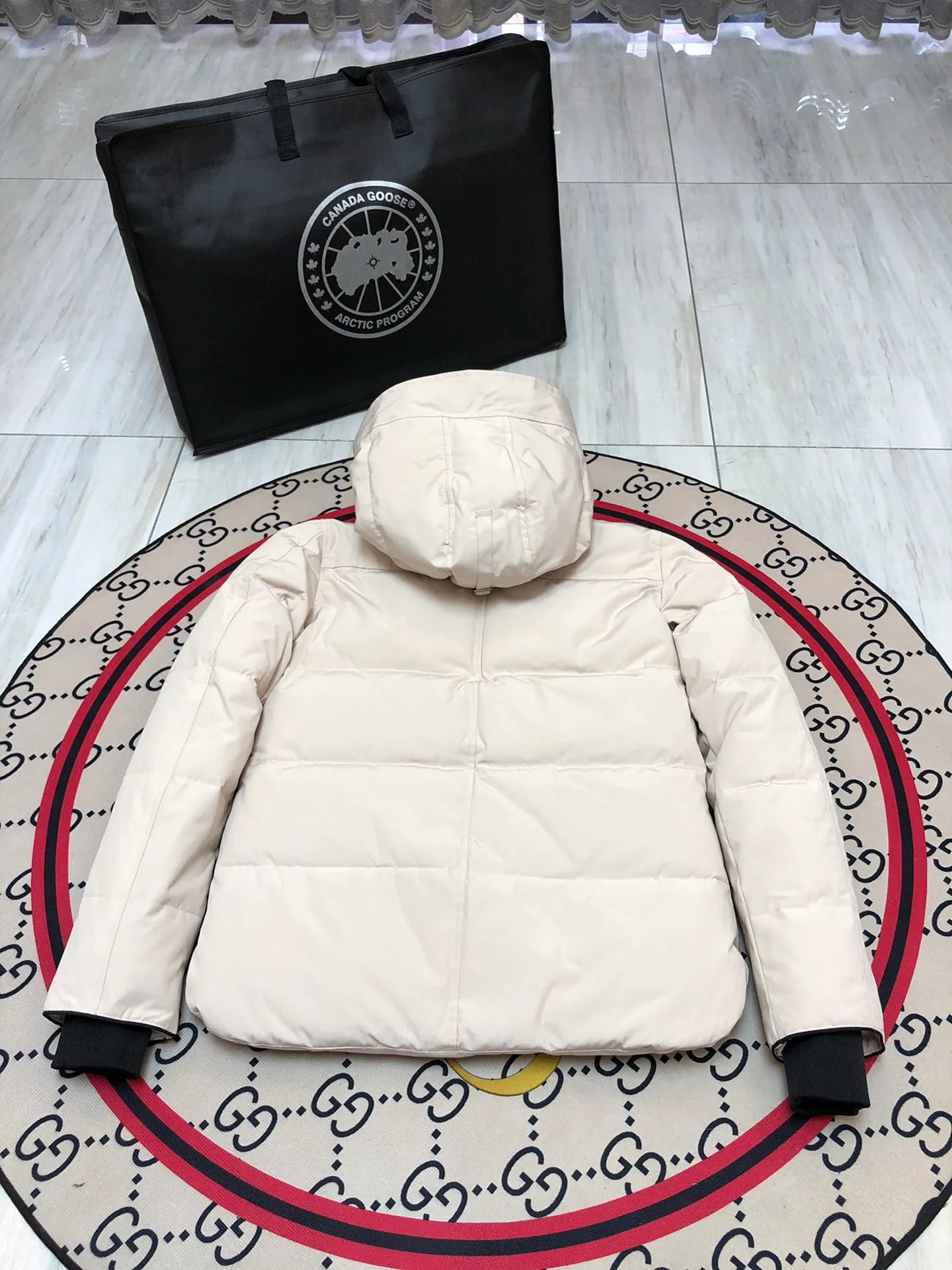 P640 Canada Goose MacMillan parka 17 styles for men and women, short style without fur collar, Arctic and Antarctic scientific expedition teams and others choose Canada Goose as their winter wear, the Rolls-Royce of down jackets. ➖ Industry-leading anti-counterfeiting chip sensing. ➖ Imported Behringer embroidery machines and customized embroidery labels, the highest level and industry leading. ➖ Imported Korean 21-count polyester-cotton blended original fabric, TC85 waterproof coated fabric, water-repellent, windproof and wear-resistant. ➖ The new national standard 80 white duck down is filled with an average of 520 grams of down. The amount of down filled is industry-leading. ➖ 100% nylon lining with double double-layer sealing design to prevent velvet running, and seamless thread design on the cuffs! ➖ Western Canadian Green Wolf Collar. ➖ Yoshida YKK provides original factory-customized electroplated sliders. YKK two-way lockable zippers are tight and smooth and do not peel off paint. ➖ 3M composite Velcro is durable and the accessories and hardware are all custom-made. Note: Our copywriting is only simple and clear. Instead of bragging about the copywriting, it is better to compare and understand with samples. Only for the purest goose, the most dedicated, the most professional, the highest quality, the highest cost performance! Color: green gray red off-white navy black SIZE: S-XXL [with size chart]
